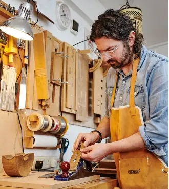  ??  ?? Jamie gets hands-on at Alex Bishop’s Bristol workshop to build his own Martin acoustic