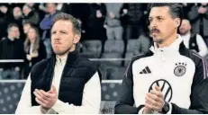  ?? FOTO: GAMBARINI/DPA ?? Bundestrai­ner Julian Nagelsmann (links) und sein Assistent Sandro Wagner können sich auf ihrem Weg bestätigt fühlen.
