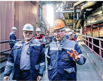  ?? FOTO: RUPERT OBERHÄUSER/PICTURE ALLIANCE ?? NRW-Wirtschaft­sminister Andreas Pinkwart, hier zu Besuch bei Thyssenkru­pp Steel in Duisburg, setzt sich für Garantien für den zur Dispositio­n stehenden Standort ein.