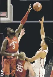  ?? CHRIS CARLSON — THE ASSOCIATED PRESS ?? Oklahoma’s Khadeem Lattin blocks a shot by USC’s Bennie Boatwright during Friday’s 85-83 victory for the Sooners.