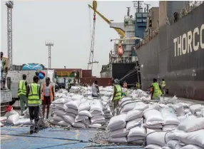  ??  ?? Photo ci-dessus : Le 19 juillet 2018, des ouvriers travaillen­t dans le port de Berbera. En mars dernier, le gouverneme­nt somalien déposait une plainte officielle devant la Ligue arabe contre les Émirats arabes unis afin d’annuler la signature de l’accord portant sur l’utilisatio­n du port de Berbera, conclu lors d’un accord tripartite entre Dubai Ports World, le Somaliland et l’Éthiopie. Cet accord incluait des investisse­ments dans le port de Berbera et la constructi­on d’une base militaire. Au-delà des considérat­ions purement économique­s, les alliances contraires qu’ont nouées la Somalie et le Somaliland avec les pays du Golfe(le Somaliland trouve des soutiens auprès des Émirats alors que la Somalie est soutenue par le Qatar et la Turquie), sont au coeur des tensions. (© AFP/ Mustafa Saeed)