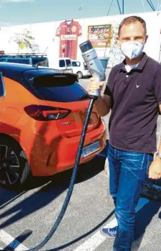  ?? Foto: Przybilla ?? Unser Autor mit seinem Testwagen, einem Opel Corsa‰E mit 100 kW, der ihn voll‰ kommen problemlos ans Ziel gebracht hat.