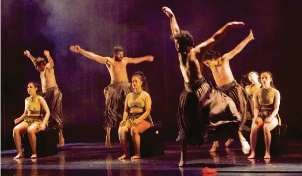  ?? Foto: Christian Rudnik ?? Unter der Choreograf­ie von Ashley Lobo trat das Navdhara India Dance Theatre im Stadttheat­er Landsberg auf.