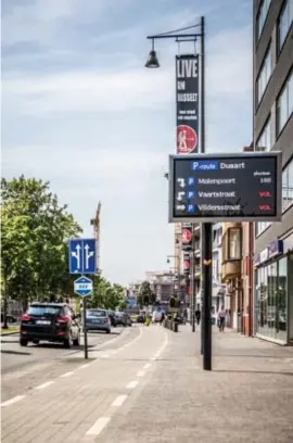  ?? FOTO SVEN DILLEN ?? De borden van het Hasseltse parkeergel­eidingsyst­eem worden nog elke dag aangepast, maar een fietsverwi­jzing ontbreekt nog.