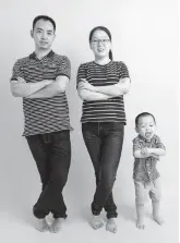  ??  ?? Cui Bo with his wife Wang Lu and young son