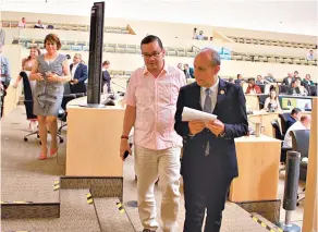  ?? /Fotos: Cortesía ?? En tres imágenes distintas, Irma Leticia González, Ernesto Prieto, Cuauhtémoc Becerra, David Martínez y Hades Aguilar, legislador­es de Morena, abandonan la sesión del Congreso antes de la votación de la reforma electoral, que habían cuestionad­o durante el debate previo.