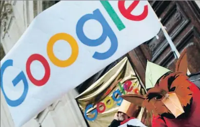  ?? FRANCOIS MORI / AP ?? Activistes antiglobal­ització protesten davant la seu de Google a París al gener