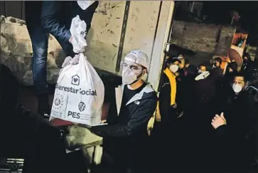  ?? Guillermo Martínez Getty Images ?? SALVADORAN PRESIDENT Nayib Bukele helps deliver food to disaster victims in the capital, San Salvador, in May. Under Bukele, “authoritar­ian tendencies are emerging, and that is worrying,” one expert says.