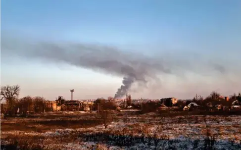  ?? (AP) ?? Smoke rises after she ll ing in So l edar where the two men were heading before their disappeara­nce