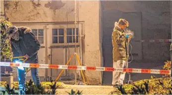  ?? FOTO: DPA ?? Ermittler untersuche­n den Tatort. Vor einer Gaststätte in Hechingen schoss der Täter aus einem fahrenden Auto auf den 22-jährigen Umut K.