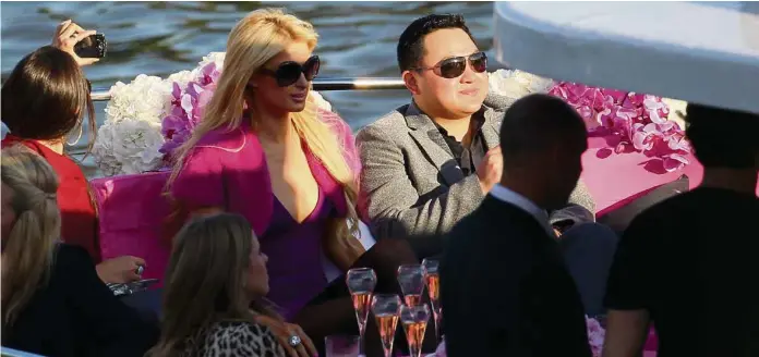  ?? (CYRIL MOREAU / AGENCE ANGELI) ?? Paris Hilton en visite sur le bateau du milliardai­re malaisien Jho Low (date indétermin­ée).