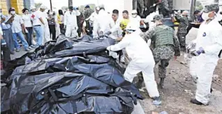  ?? AFP PHOTO ?? Honduran forensic workers and soldiers remove corpses in plastic bags from the National Prison in Comayagua, some 90 kilometers north of the capital Tegucigalp­a, on Wednesday ( Thursday in Manila).