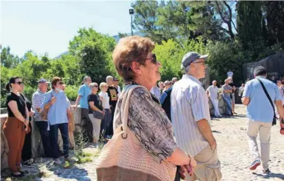  ?? / SAMRA TUFEK ?? Oko stotinu antifašist­a bilo je na protestima na Partizansk­om spomen-groblju