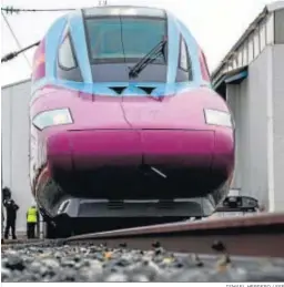  ?? ISMAEL HERRERO / EFE ?? Uno de los trenes Talgo de Renfe reconfigur­ados para que lo opere Avlo.