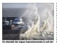  ?? (Photo AFP) ?? On attendait des vagues impression­nantes la nuit dernière comme ici lors du passage de Carmen.