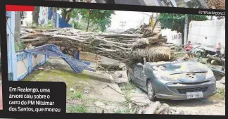  ?? ESTEFAN RADO MARCIO MERCANTE ?? Em Realengo, uma árvore caiu sobre o carro do PM Nilsimar dos Santos, que morreu