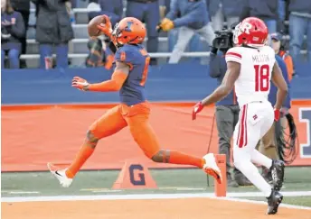  ?? JUSTIN CASTERLINE/GETTY IMAGES ?? Illinois’ Nate Hobbs returns a fumble for a touchdown last Saturday against Rutgers.