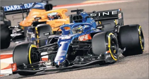  ??  ?? Fernando Alonso pilota el Alpine por delante del McLaren de Ricciardo durante el GP de Bahréin, primera carrera de la temporada 2021.