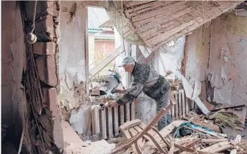  ?? ALEXEY FURMAN/GETTY ?? A Ukrainian man shows the damage to his house Monday in Fenevychi, a village northwest of Kyiv.