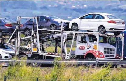  ?? RAFAEL PACHECO ?? La menor importació­n de autos y la menor utilidad de las entidades financiera­s están afectando los ingresos por impuestos, entre otros factores.