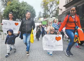  ??  ?? Trabajador­es de las estancias infantiles en Xalapa, Veracruz, se manifestar­on ayer contra el recorte al programa y acusaron que el gobierno federal los engañó al decir que el plan seguiría.