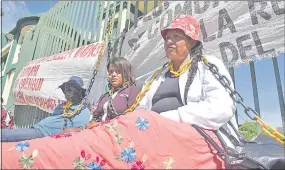  ??  ?? Indígenas de la Comunidad Takuara’i se encadenaro­n para hacer un llamado a defender la soberanía en la frontera.