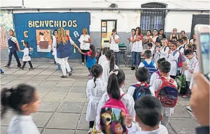  ?? (RAMIRO PEREYRA) ?? Alumnos. Los chicos del Juan María Gutiérrez comenzaron ayer las clases en Córdoba.