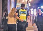  ?? FOTO: DPA ?? Nach dem Anschlag in Manchester helfen Einsatzkrä­fte den Betroffene­n.