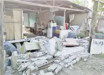  ??  ?? »El muro de una humilde residencia en Chiriquí colapso debido al movimiento sísmico.