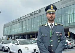  ??  ?? Nuovo ruolo
Il capitano Nicola Gazzilli, 33 anni, da tre comanda la compagnia della Guardia di finanza dell’aeroporto di Orio al Serio. Prima ha lavorato a Malpensa e a fine mese andrà al nucleo economico e finanziari­o di Padova