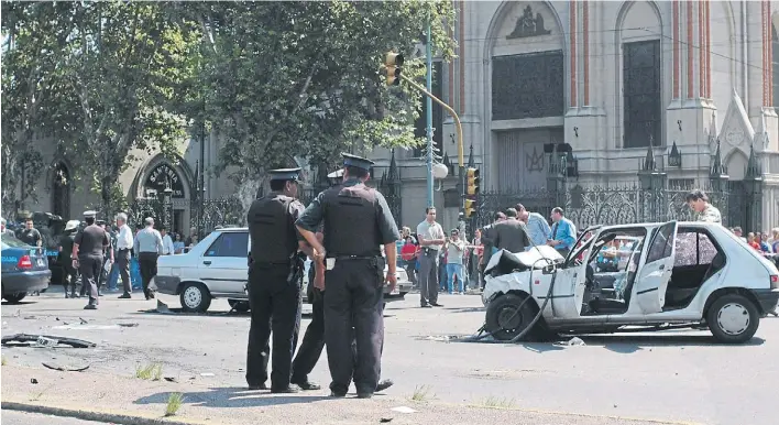  ?? ARCHIVO ?? 25 de enero de 2005. El Peugeot 205 de Fernando Carrera, a la izquierda, destrozado tras haber atropellad­o a las personas que cruzaban la avenida Sáenz, en Pompeya.