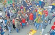  ?? DEEPAK SANSTA /HT ?? BJP workers burn the effigy of Congress party during a protest in Shimla on Saturday.