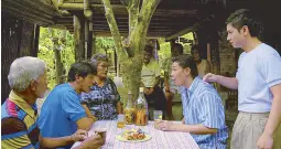  ??  ?? Among the cast members of Teniente Gimo are Julio Diaz (second from left), Mon Confiado (second from right) and Joshua Dionisio (rightmost)