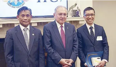  ?? Spark*Connect*Empower Movement. ?? Philippine Ambassador to the US Jose Manuel Romualdez (center) witnesses the private signing between Consul General Henry Bensurto Jr. (left) and ABS-CBN managing director for North and Latin America Jun del Rosario, sealing the partnershi­p between the PCH and ABS-CBN Internatio­nal to support the