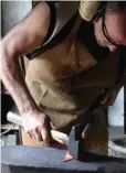  ??  ?? Forge au marteau,
Kevin réalise ses lame à l’ancienne et fabrique même son propre damas.