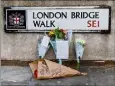  ?? (Photo MaxPPP/EPA) ?? Des fleurs ont été déposées sur le pont.