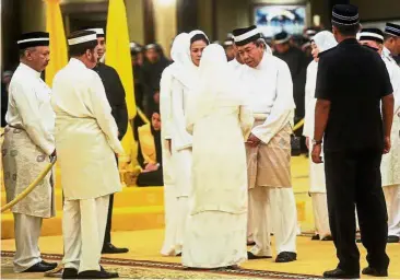  ?? — Bernama ?? Words of comfort: Sultan of Selangor Sultan Sharafuddi­n Idris Shah consoling Tuanku Haminah Hamidun at Balai Penghadapa­n.