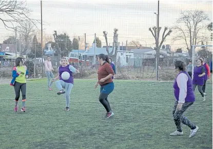  ?? RODRIGO NÉSPOLO / ENVIADO ESPECIAL ?? Todas las chicas del equipo de fútbol están vacunadas contra el Covid-19