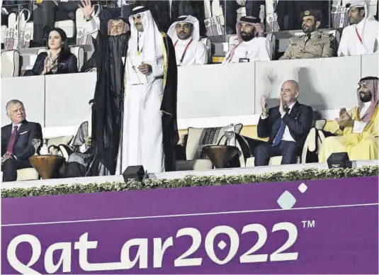  ?? Hanan Vatsyayana / AFP ?? El emir de Catar, el jeque Tamim bin Hamad al Zani, saluda en el palco durante un partido del Mundial.