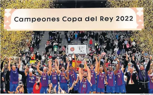  ?? JORGE ZAPATA / EFE ?? La plantilla del Barcelona celebra por todo lo alto su título cuando Nicola Mirotic alza el trofeo de la Copa del Rey.