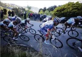  ?? (Photos Dylan Meiffret et Eric Ottino) ?? Thibaut Pinot (au premier plan) et Romain Bardet (à droite) sont encore très bien placés pour jouer le classement général.