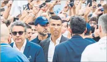  ??  ?? Cristiano Ronaldo estuvo tranquilo y relajado durante todo el día. Antes de empezar las pruebas médicas, CR7 salió a la calle para saludar a su nueva hinchada y se quedó durante unos minutos firmando autógrafos ante unos tifosi eufóricos