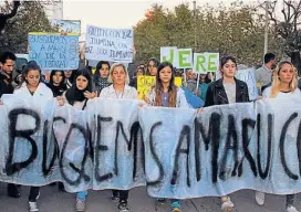  ?? (LA VOZ) ?? Marcha. El sábado, familiares de Eugenia manifestar­on en favor del hijo, quien está preso. Ayer hubo otra protesta con una posición opuesta.