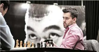  ?? ?? Ο Νεπομνιάτσ­ι διατήρησε το προβάδισμα στο μεγαλύτερο μέρος της συνάντησης με τον Ντινγκ Λίρεν. Όταν ρωτήθηκε λίγο πριν το τέλος αν κρίθηκε το ματς, απάντησε: «Ασφαλώς θα αστειεύεστ­ε» (φωτογραφία FIDE, Stev Bonhage)