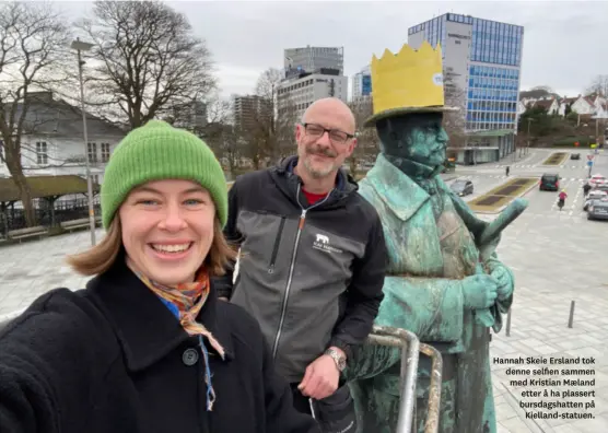  ?? ?? Hannah Skeie Ersland tok denne selfien sammen med Kristian Maeland etter å ha plassert bursdagsha­tten på
Kielland-statuen.