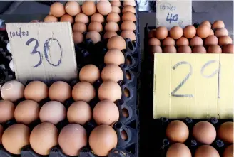  ??  ?? BARGAIN: Eggs are sold at low prices on pickup trucks and in provincial stores.