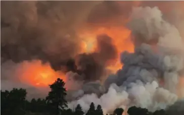  ?? SURSA FOTO CAPTURĂ VIDEO YOUTUBE ?? Fumul toxic cauzat de incendii masive s-a extins în mai multe state din SUA.