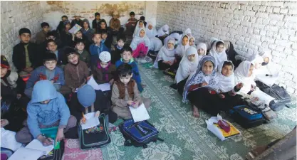  ??  ?? PESHAWAR: In this photo, Afghan refugee children study at a school in Peshawar, Pakistan. —AP photo