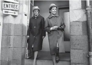  ?? PHOTO ARCHIVES OUEST-FRANCE ?? Lors de l’élection présidenti­elle de 1962, à la sortie d’un bureau de vote de Rennes (Ille-et-Vilaine).