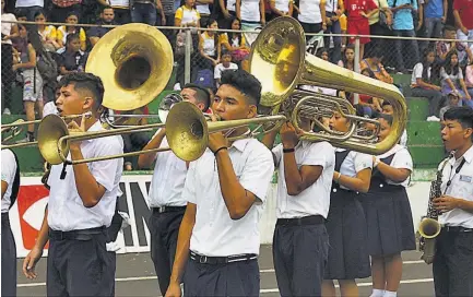  ??  ?? Fiesta estudianti­l. Encuentros futbolísti­cos y actos culturales se realizaron como parte de la mañana deportiva.